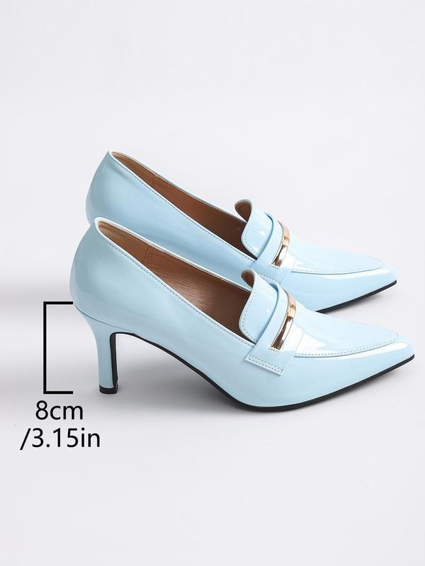 Sandalai su vienu dirželiu, viršutinė medžiaga – aukštos kokybės oda, atviri pirštai, žemas kulnas.