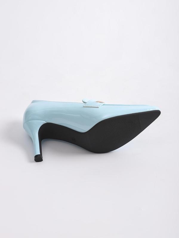 Sandalai su vienu dirželiu, viršutinė medžiaga – aukštos kokybės oda, atviri pirštai, žemas kulnas.