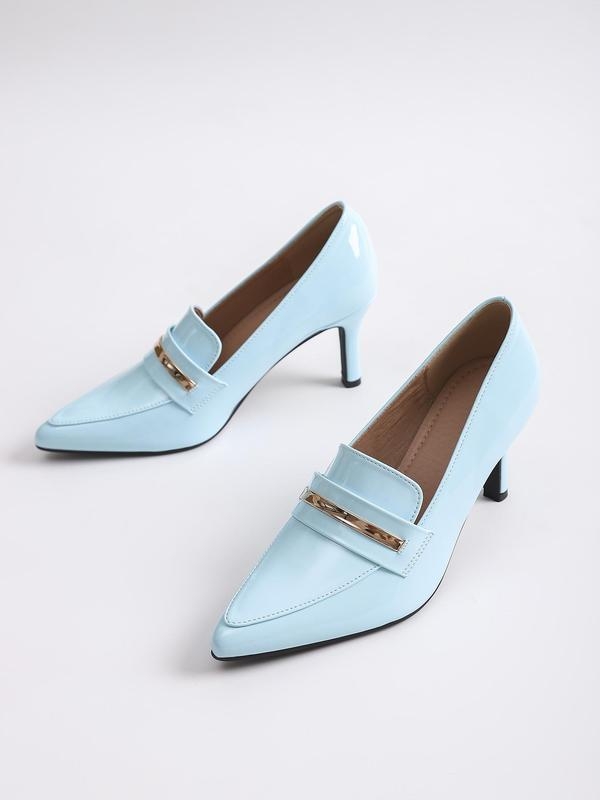 Sandalai su vienu dirželiu, viršutinė medžiaga – aukštos kokybės oda, atviri pirštai, žemas kulnas.