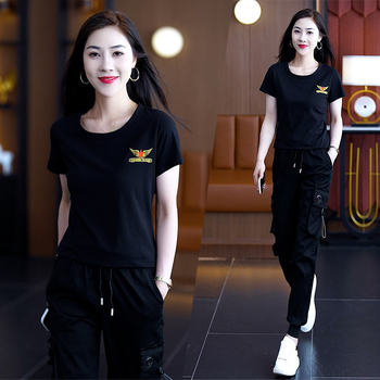 Letný dvojdielny tanečný set v námorníckom štýle: top s krátkym rukávom a okrúhlym výstrihom, nohavice s elastickým pásom a stiahnuté konce