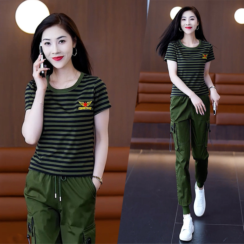 Letný dvojdielny tanečný set v námorníckom štýle: top s krátkym rukávom a okrúhlym výstrihom, nohavice s elastickým pásom a stiahnuté konce