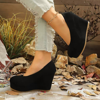 Vienos dirželiuose platforminiai sandalai su sagtimi, apvali nosis, kulno aukštis 6–8 cm, gumos padas