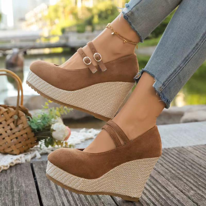 Vienos dirželiuose platforminiai sandalai su sagtimi, apvali nosis, kulno aukštis 6–8 cm, gumos padas