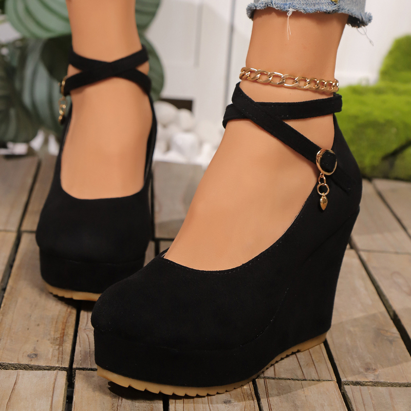 Vienos dirželiuose platforminiai sandalai su sagtimi, apvali nosis, kulno aukštis 6–8 cm, gumos padas