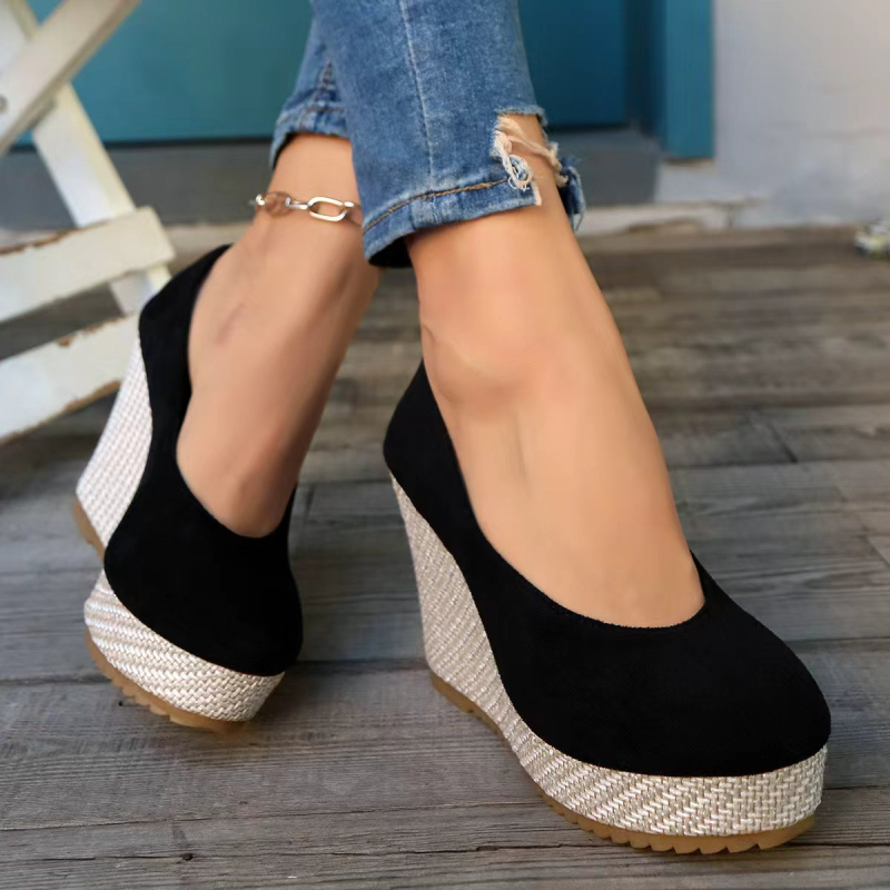 Vienos dirželiuose platforminiai sandalai su sagtimi, apvali nosis, kulno aukštis 6–8 cm, gumos padas