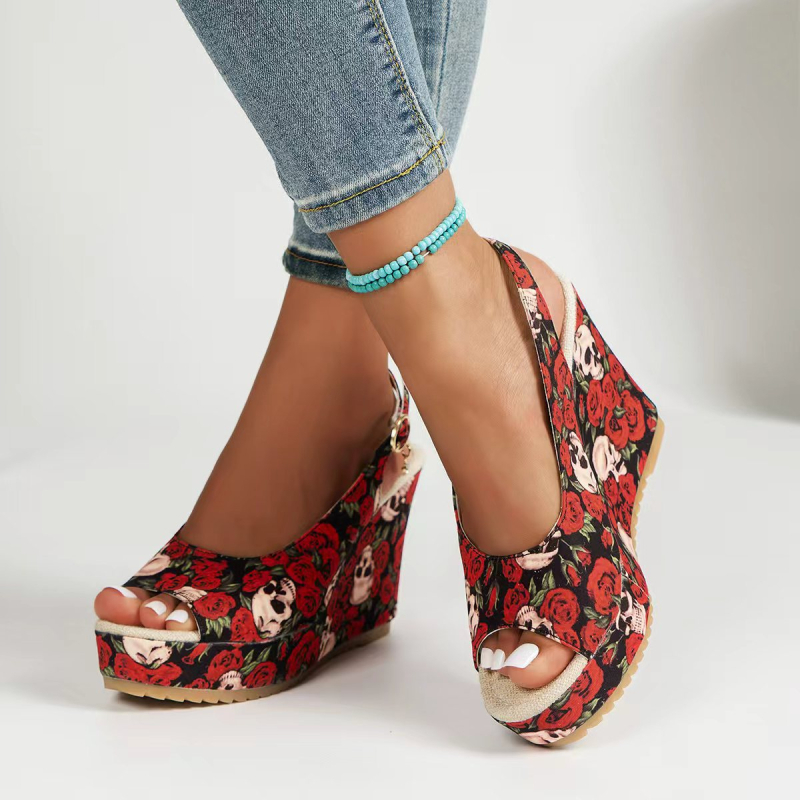 Vienos dirželiuose platforminiai sandalai su sagtimi, apvali nosis, kulno aukštis 6–8 cm, gumos padas