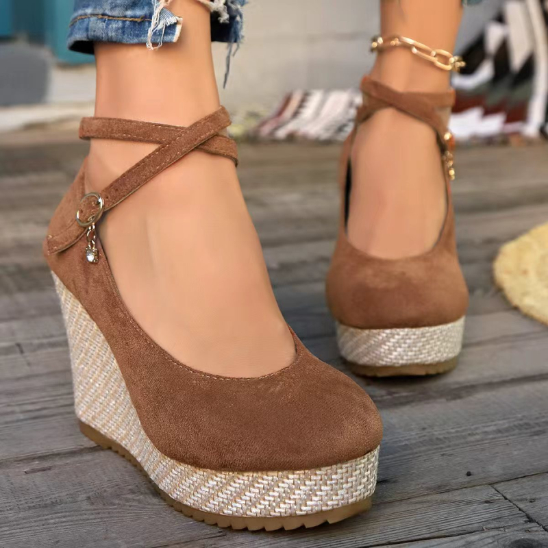 Vienos dirželiuose platforminiai sandalai su sagtimi, apvali nosis, kulno aukštis 6–8 cm, gumos padas