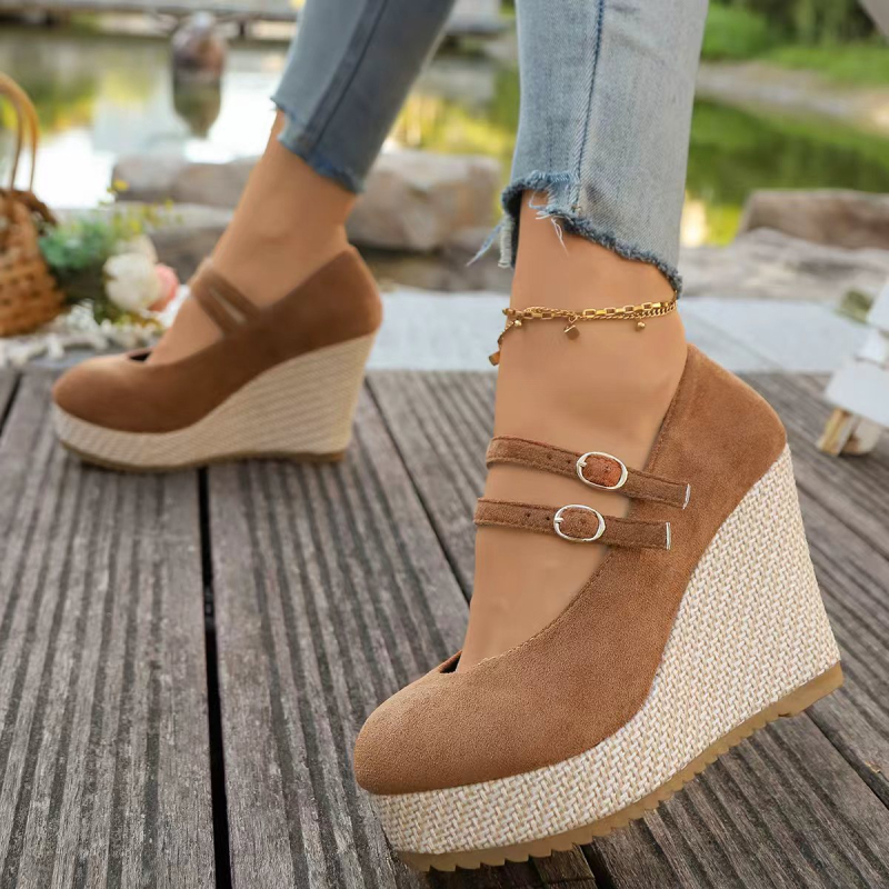 Vienos dirželiuose platforminiai sandalai su sagtimi, apvali nosis, kulno aukštis 6–8 cm, gumos padas