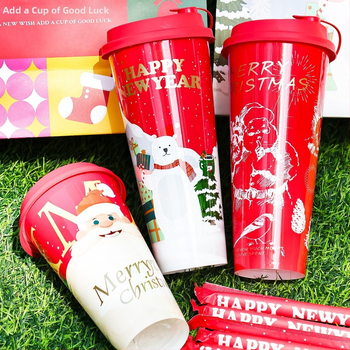 Jednorazový PP pohár na kávu s viečkom, vianočný vzor, 501–600 ml, Vstrekované formovanie, Tlač loga a prispôsobenie