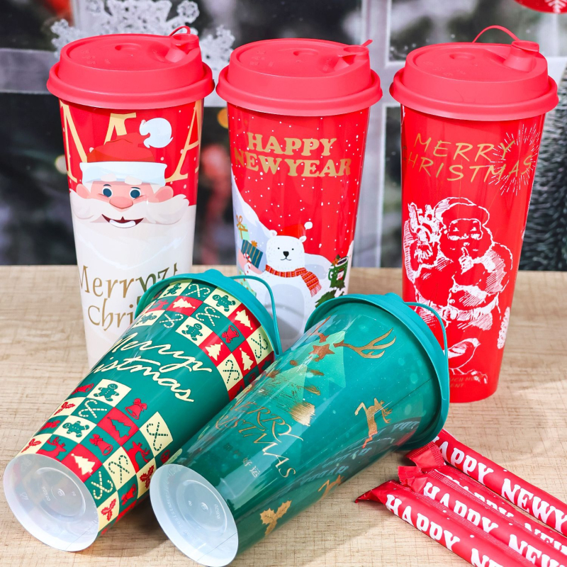 Jednorazový PP pohár na kávu s viečkom, vianočný vzor, 501–600 ml, Vstrekované formovanie, Tlač loga a prispôsobenie