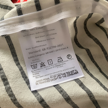 Súprava posteľného prádla z 100% bavlny, štyri diely, geometrický vzor, hustota tkaniny 133x72, hmotnosť 2000–2500 g