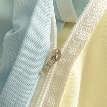 Четириделен комплект спално бельо от химически влакна, с brushed текстура, реактивно боядисване, пранеустойчиво и персонализируемо, тегло под 500 г