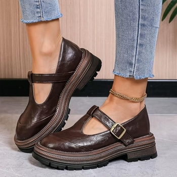 Odiniai sandalai su vienu dirželiu - atviri pirštai, žemas klininis kulnas, odinis viršus, guma putų padas