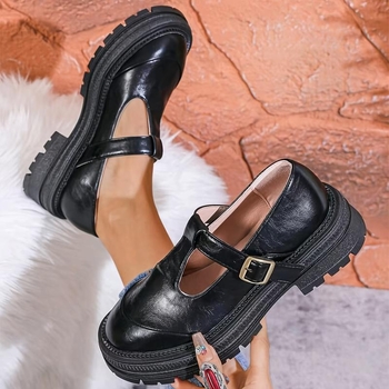 Odiniai sandalai su vienu dirželiu - atviri pirštai, žemas klininis kulnas, odinis viršus, guma putų padas