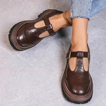 Odiniai sandalai su vienu dirželiu - atviri pirštai, žemas klininis kulnas, odinis viršus, guma putų padas