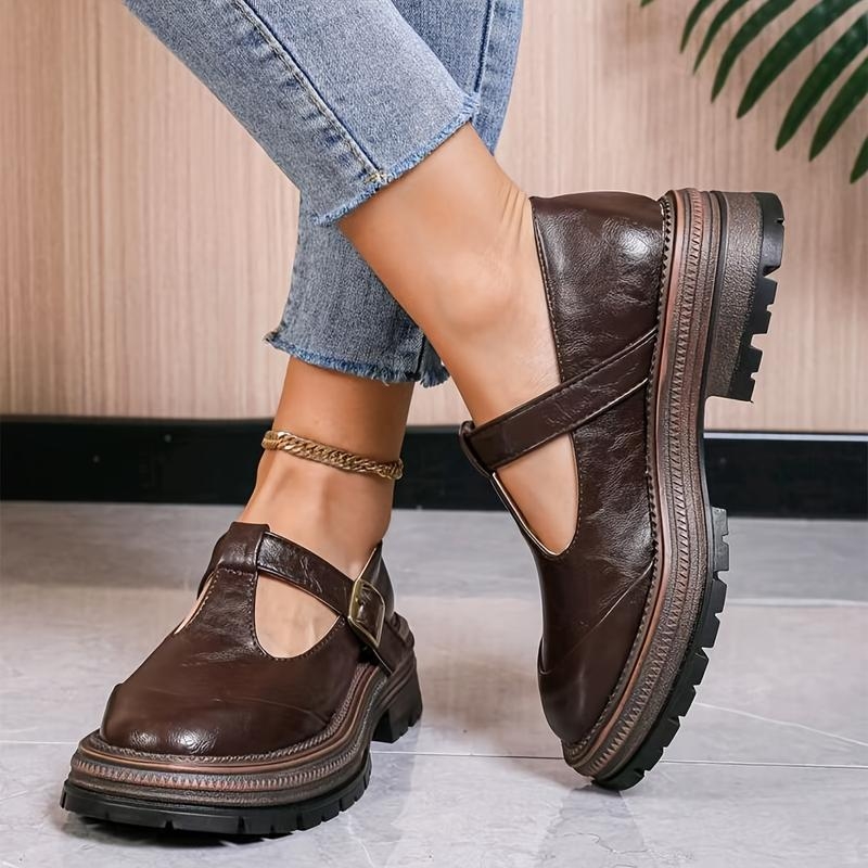 Odiniai sandalai su vienu dirželiu - atviri pirštai, žemas klininis kulnas, odinis viršus, guma putų padas