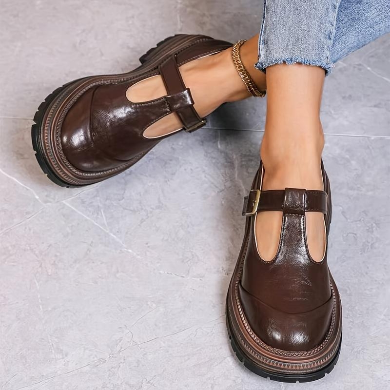 Odiniai sandalai su vienu dirželiu - atviri pirštai, žemas klininis kulnas, odinis viršus, guma putų padas