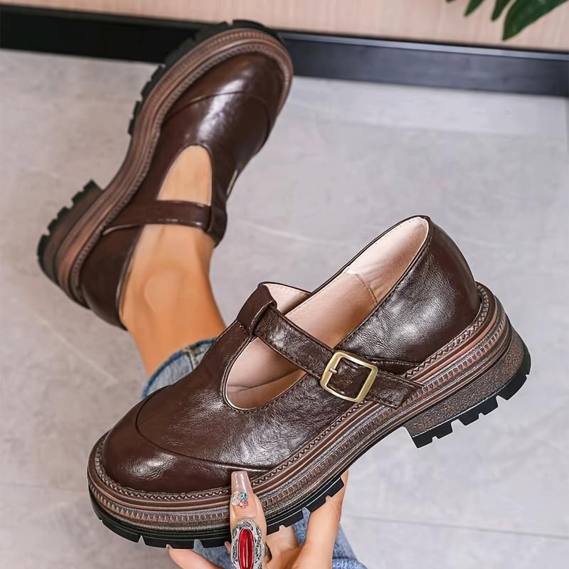 Odiniai sandalai su vienu dirželiu - atviri pirštai, žemas klininis kulnas, odinis viršus, guma putų padas