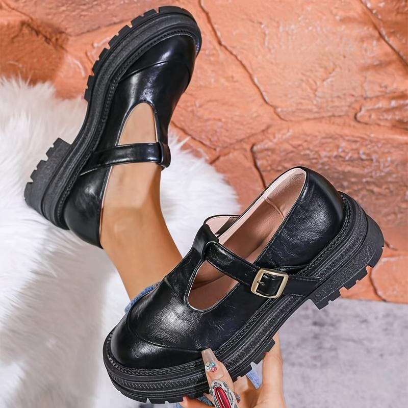 Odiniai sandalai su vienu dirželiu - atviri pirštai, žemas klininis kulnas, odinis viršus, guma putų padas