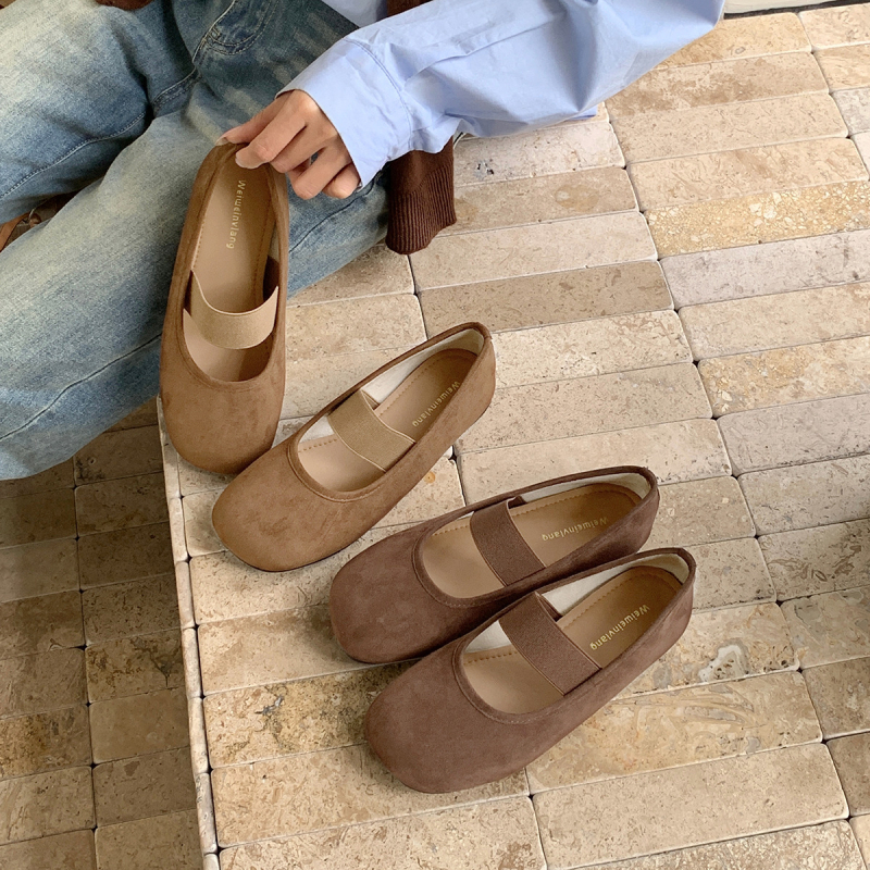 Mary Jane cipő suede felsőrésszel, természetes bőr talpbetét, gumitalp, alacsony sarok 1–3 cm, kerek orr