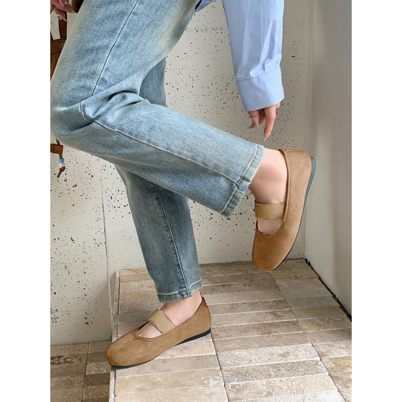 Mary Jane cipő suede felsőrésszel, természetes bőr talpbetét, gumitalp, alacsony sarok 1–3 cm, kerek orr