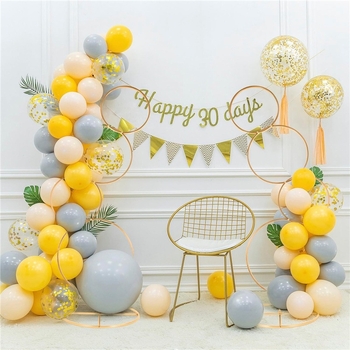 Stojan na pozadie svadobnej scény; držiak balónového oblúka; nie je dovážaný; určené pre svadby