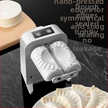 Automatický knedľovač pre domácu kuchyňu, moderný dizajn, prispôsobiteľný, uvedený na trh v roku 2023.