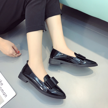 Brit-stílusú slip-on loafer, hegyes orrú, PU felsőrész, gumitalp, alacsony sarok 1-3 cm