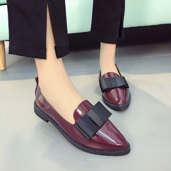 Brit-stílusú slip-on loafer, hegyes orrú, PU felsőrész, gumitalp, alacsony sarok 1-3 cm