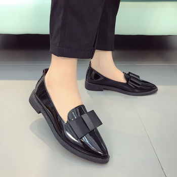Brit-stílusú slip-on loafer, hegyes orrú, PU felsőrész, gumitalp, alacsony sarok 1-3 cm