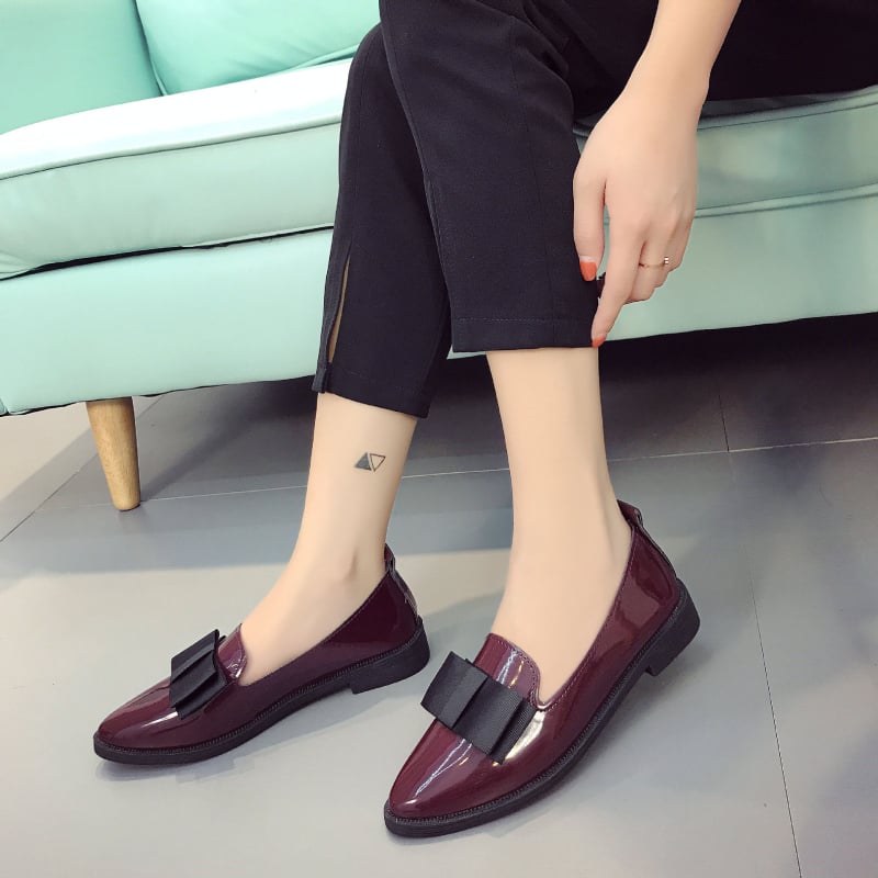 Brit-stílusú slip-on loafer, hegyes orrú, PU felsőrész, gumitalp, alacsony sarok 1-3 cm