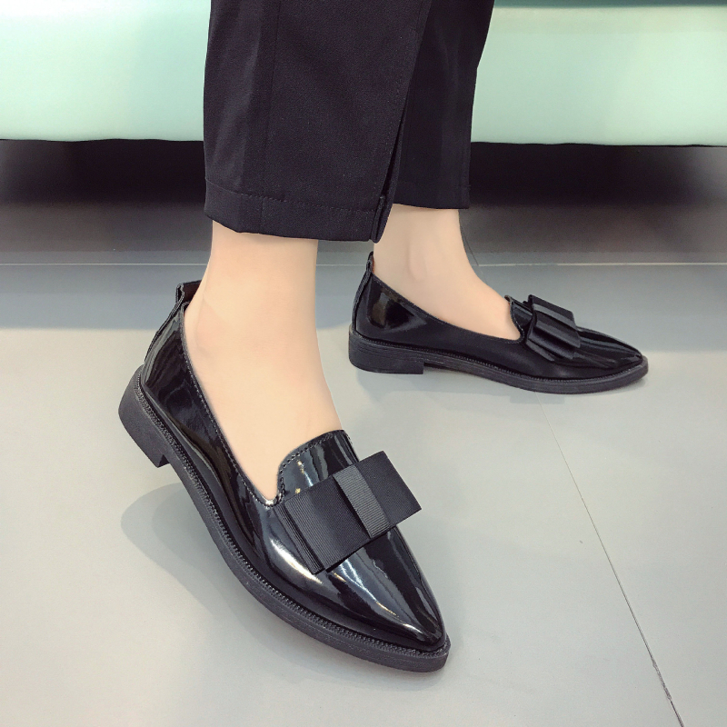 Brit-stílusú slip-on loafer, hegyes orrú, PU felsőrész, gumitalp, alacsony sarok 1-3 cm