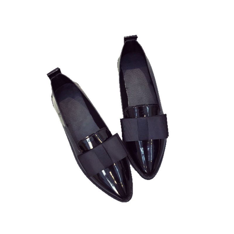 Brit-stílusú slip-on loafer, hegyes orrú, PU felsőrész, gumitalp, alacsony sarok 1-3 cm