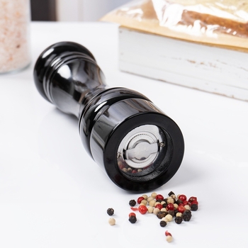 Χειροκίνητος μύλος πιπεριού με γυαλιστερή vintage επιφάνεια — άλεση πιπεριού, θαλασσινό αλάτι και μπαχαρικά