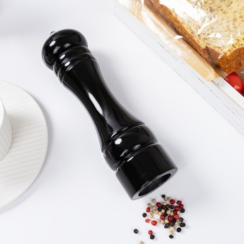 Χειροκίνητος μύλος πιπεριού με γυαλιστερή vintage επιφάνεια — άλεση πιπεριού, θαλασσινό αλάτι και μπαχαρικά