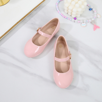 Dievčenské topánky: mikrovláknová vrchná časť, kožená podšívka, PU vložka, gumová podrážka, zapínanie na suchý zips