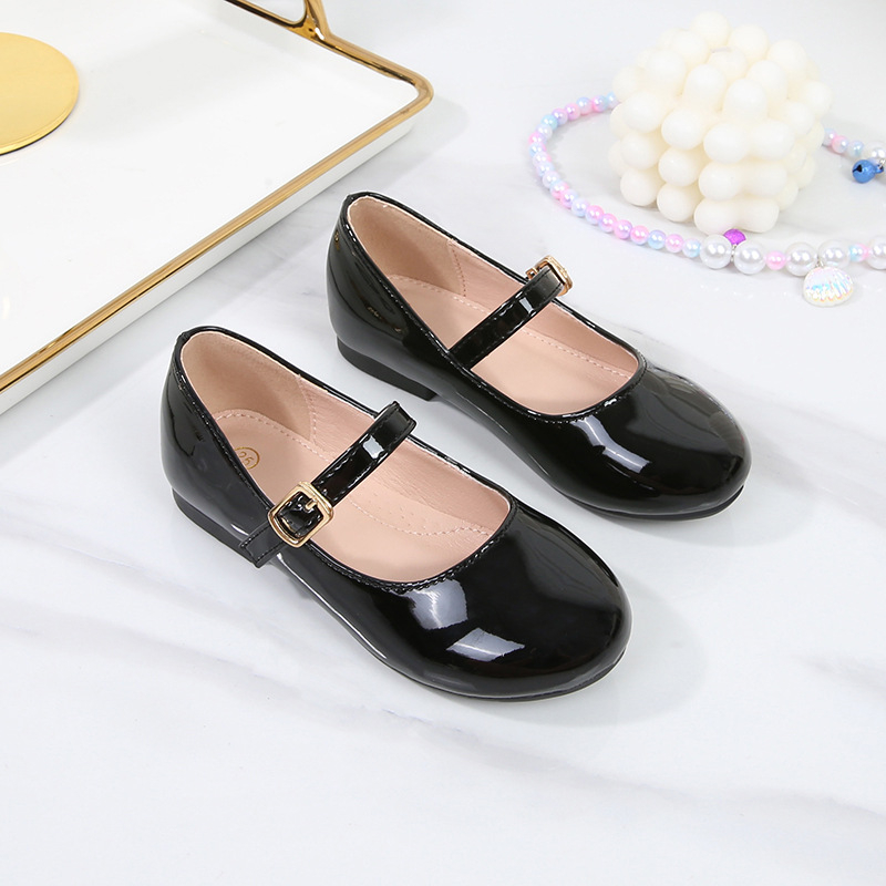 Dievčenské topánky: mikrovláknová vrchná časť, kožená podšívka, PU vložka, gumová podrážka, zapínanie na suchý zips