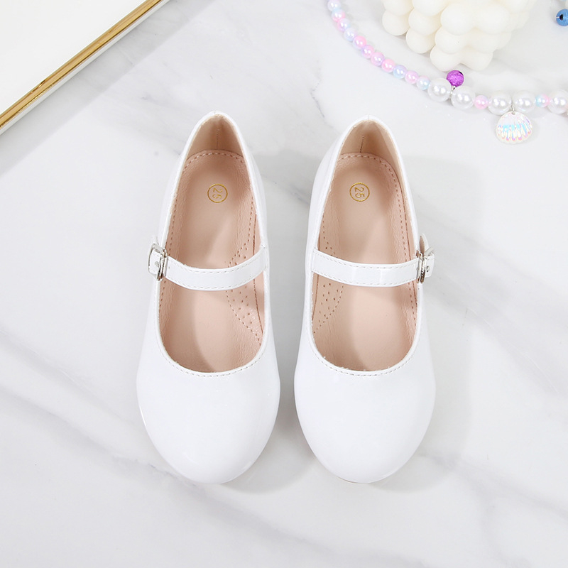 Dievčenské topánky: mikrovláknová vrchná časť, kožená podšívka, PU vložka, gumová podrážka, zapínanie na suchý zips