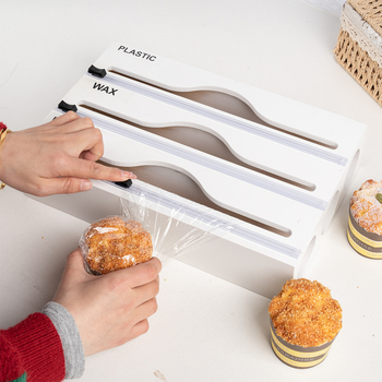 Bambusový nástenný dávkovač fólie s dvojstranným rezom; možnosť vlastného loga a prispôsobenia.