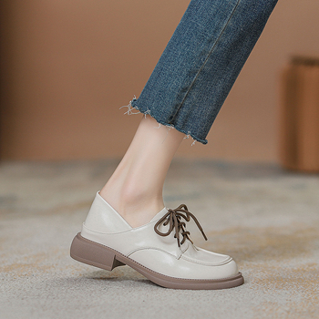 Dámske mokasíny s guľatou špičkou, vrchná časť z mikrovlákna, 3–5 cm hrubý podpätok, bezväzový dizajn