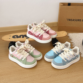 Dámske tenisky s šnúrkami, PU vrchná časť, zapínanie na šnúrky, bavlnená vnútorná časť, gumená podrážka