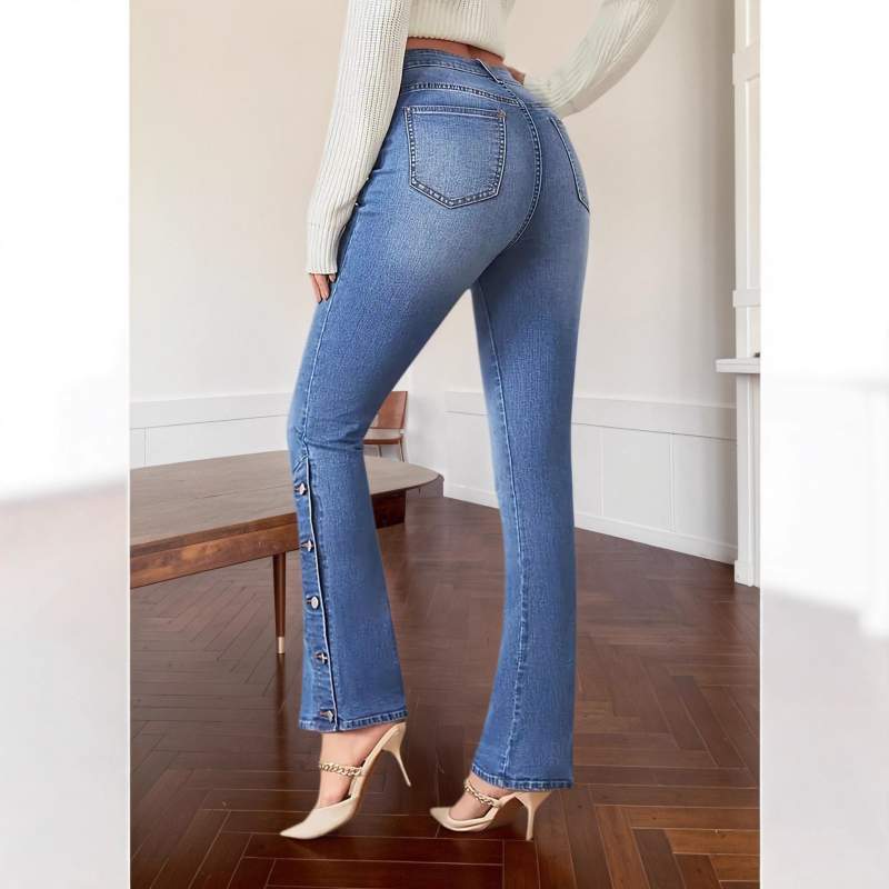 Denim traperice zvonastog kroja, visokim strukom, blago rastezljive, enzimsko pranje