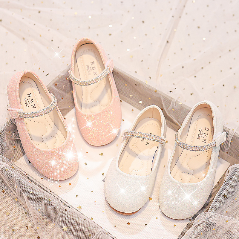 Dievčenské topánky princezné so strassami, PU vrchný materiál, PU podšívka, PU stielka, gumová podrážka, zapínanie na suchý zips, pre vek 4-12 rokov