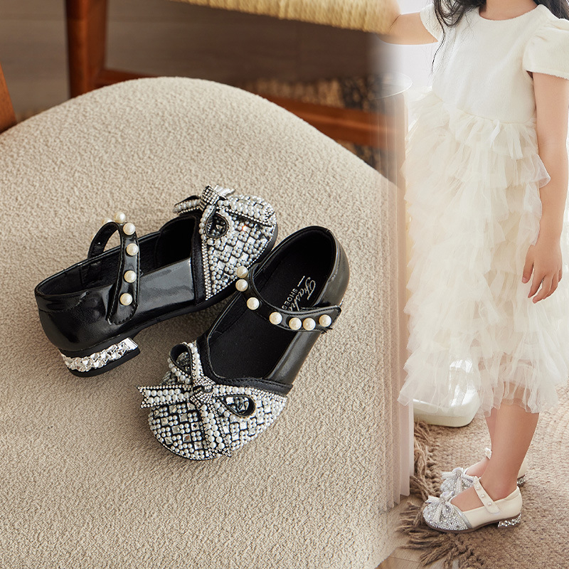 Dievčenské topánky pre princezné s mašličkou a krištáľmi, PU vršok, PU vnútorná stielka, gumová podrážka, zapínanie na suchý zips, jar 2025