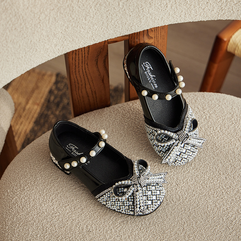 Dievčenské topánky pre princezné s mašličkou a krištáľmi, PU vršok, PU vnútorná stielka, gumová podrážka, zapínanie na suchý zips, jar 2025