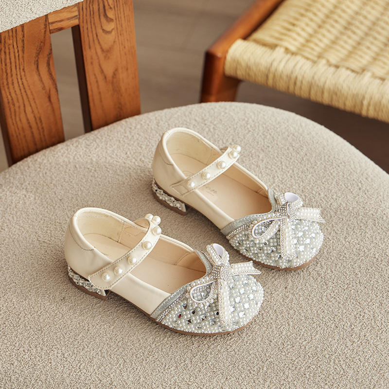 Dievčenské topánky pre princezné s mašličkou a krištáľmi, PU vršok, PU vnútorná stielka, gumová podrážka, zapínanie na suchý zips, jar 2025