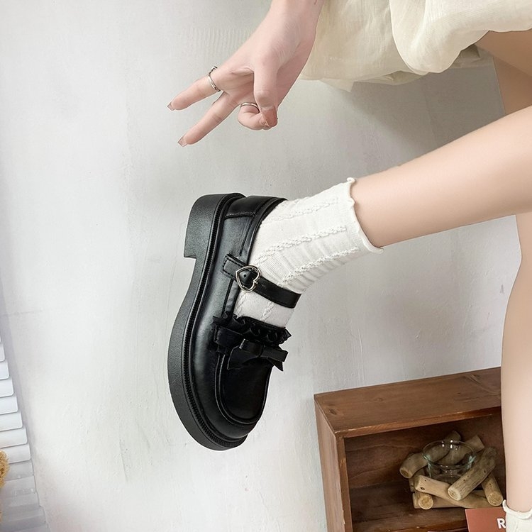 Loafer cipő, kerek orrú, kollegi Mary Jane stílus, alacsony sarka 1-3 cm, csattos zárás
