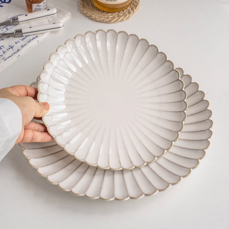 Porcelanska tanjura – reljefni dizajn s laticama, korejski stil, nepravilnog oblika, spremna za poklon
