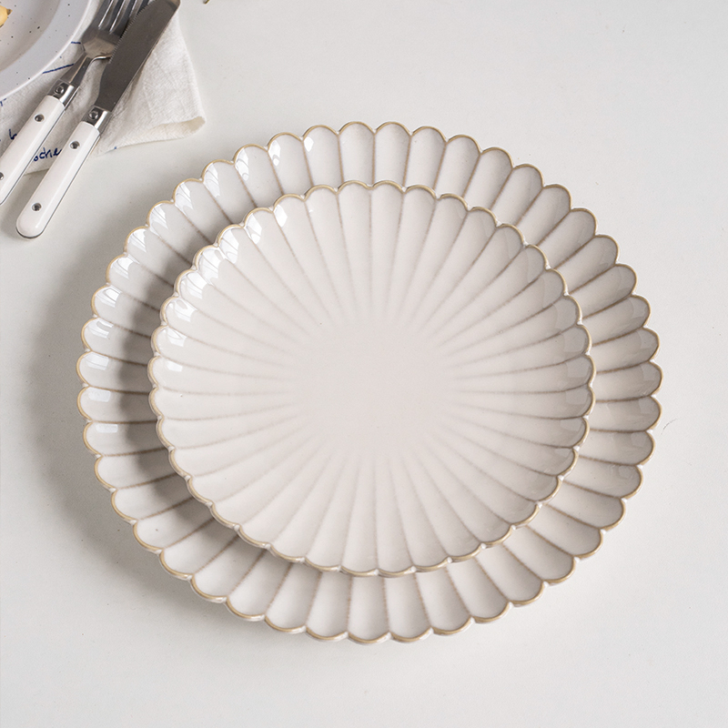 Porcelanska tanjura – reljefni dizajn s laticama, korejski stil, nepravilnog oblika, spremna za poklon