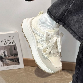 Női chunky sneaker koreai casual stílusban, PU felsőrész, fűzős zárás, gumitalp, sarokmagasság 3-5 cm